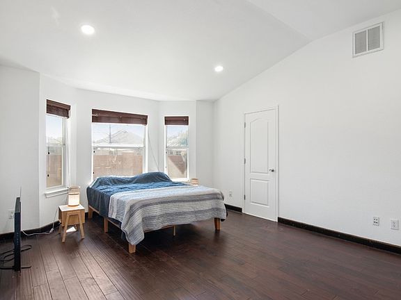 5th image of 702 Bent Wood Pl #702