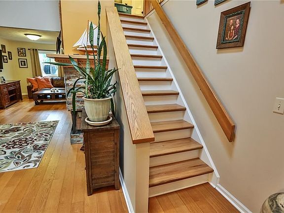 2nd image of 6 Dearfield Ct
