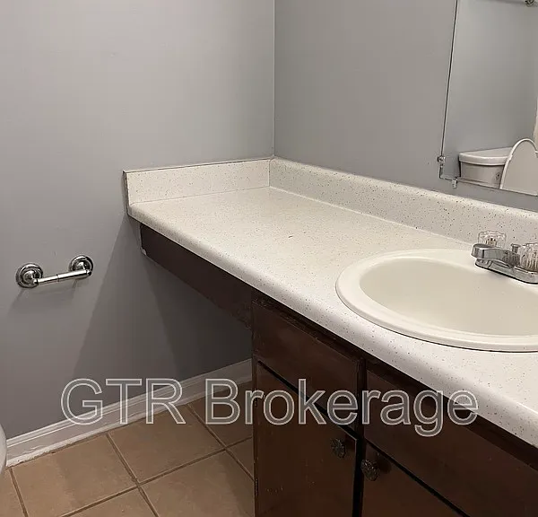 2584 Stratford Ln — Photo 14