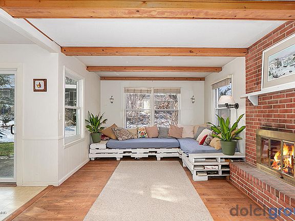 3rd image of 1712 Country Club Dr NE