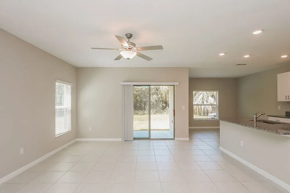 4 bed, 2.5 bath, 2074 sqft, $2,670 — Photo 4