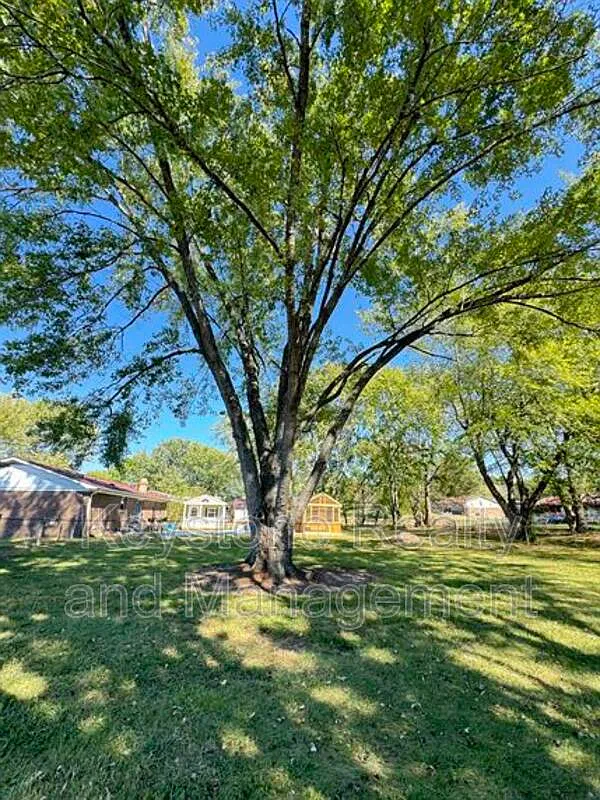 3 bed, 2.0 bath, 1350 sqft, $1,200 — Photo 3