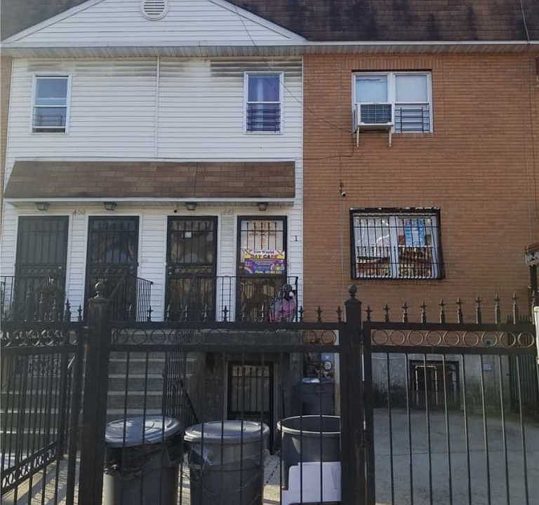 2nd image of 448 E 139th St