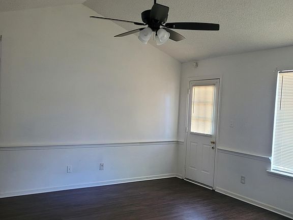 3rd image of 604 Mohawk Ct