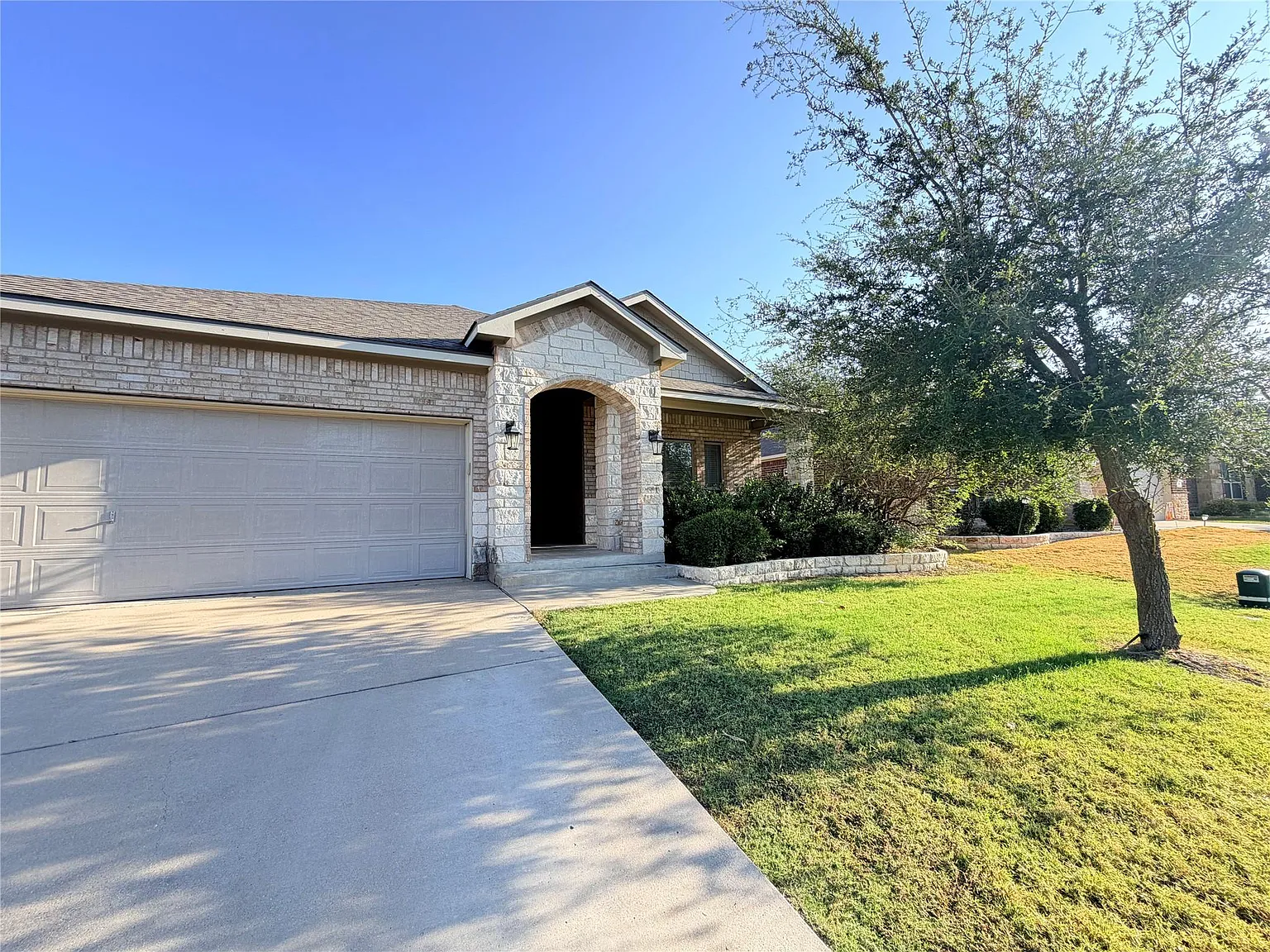 3 bed, 2.0 bath, 1456 sqft, $1,750 — Photo 1