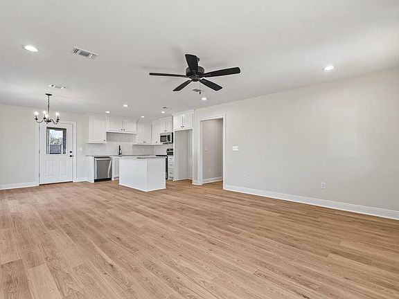 5th image of 8 Jackson Square Dr