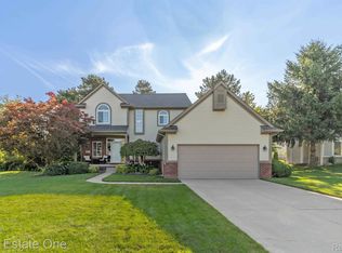 486 Pineland Trl, Waterford, MI 48327