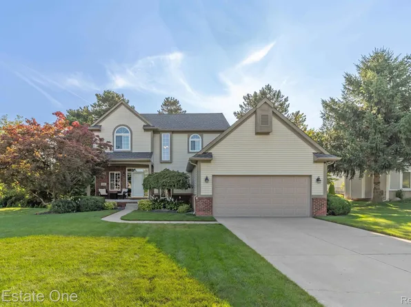 486 Pineland Trl, Waterford, MI 48327