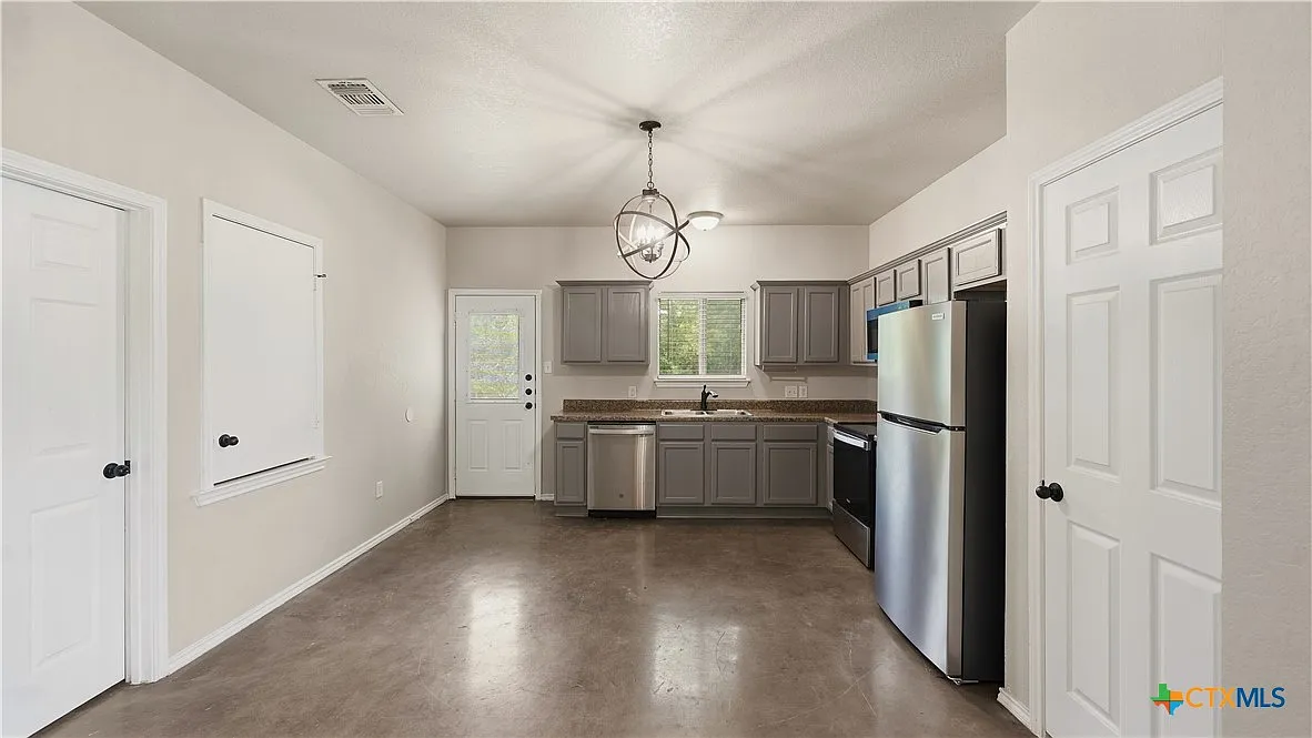 3 bed, 2.0 bath, 1100 sqft, $1,395 — Photo 2