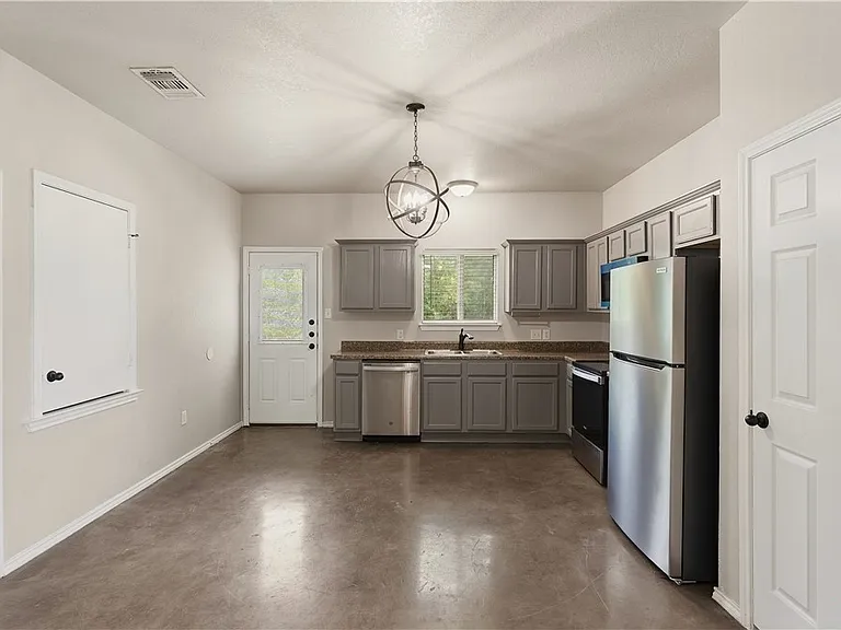 147 Rosedale Ave — Photo 2
