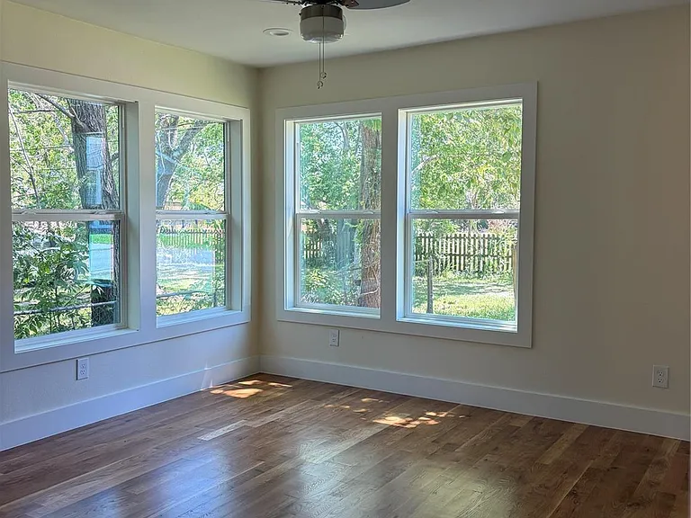 318 Avenue H — Photo 3