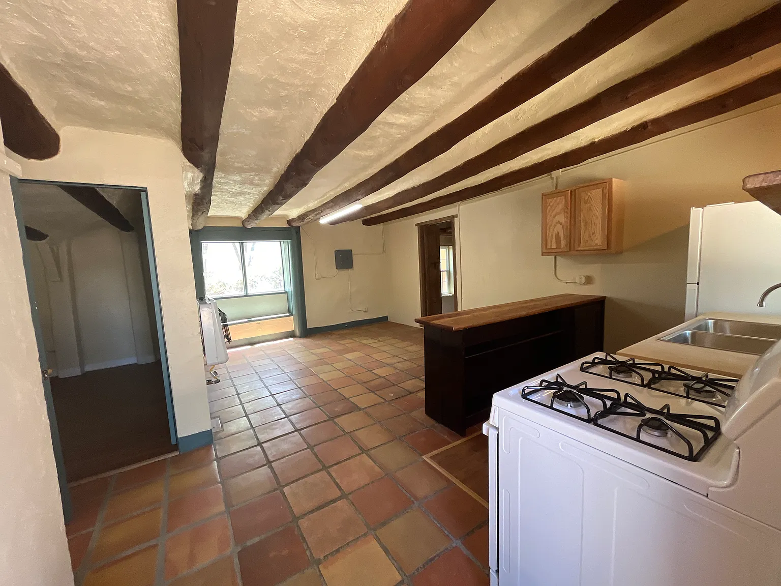 2 bed, 950 sqft, $1,750 — Photo 2