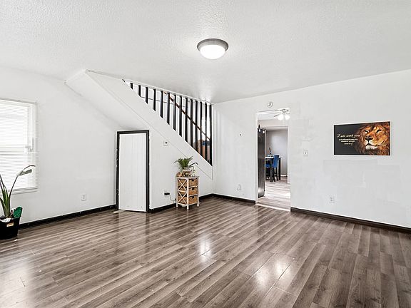 5th image of 3022 Commercial Ave