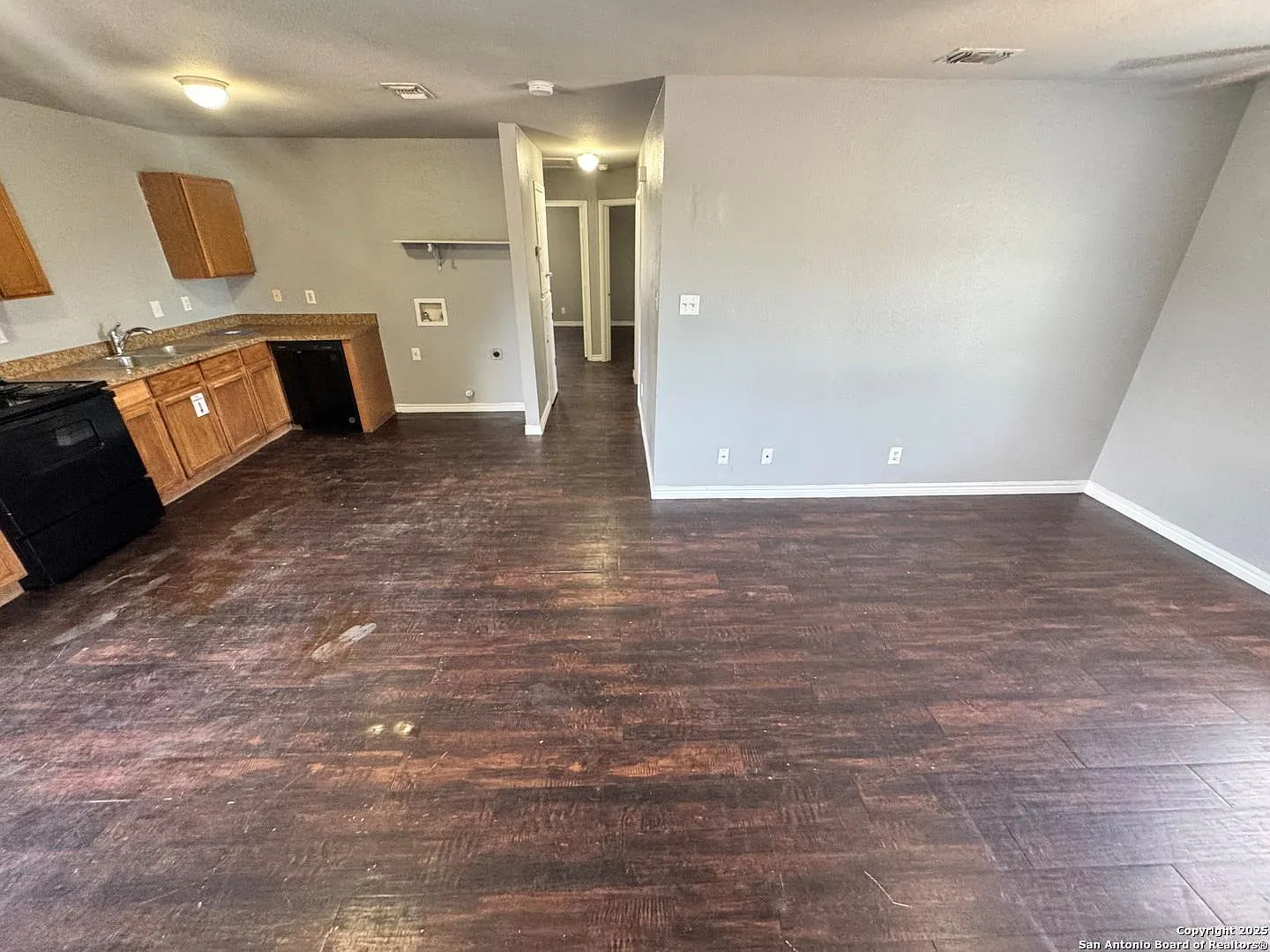 3 bed, 1.0 bath, 800 sqft, $1,000 — Photo 2