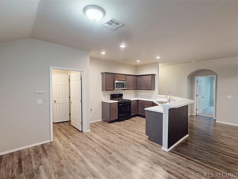 1240 E Richmond St — Photo 10