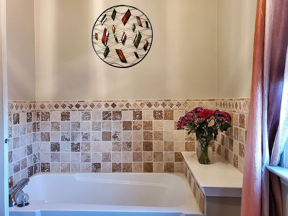 2nd image of 812 Sprucewood Dr