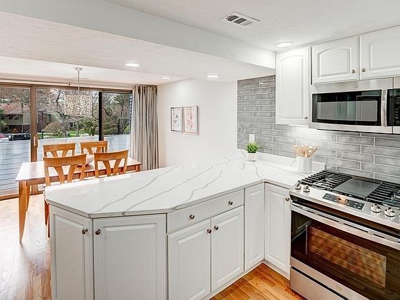 4th image of 425 Great Elm Way #425