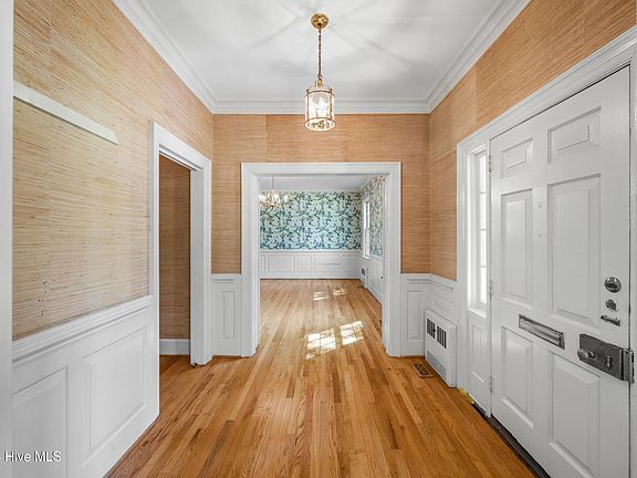 5th image of 306 S Howard Circle