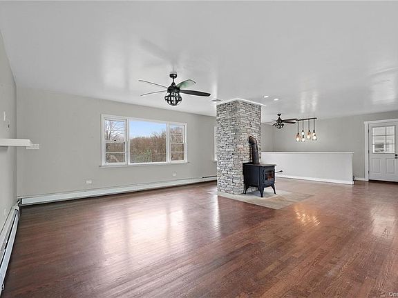 4th image of 5 Dogwood Ln