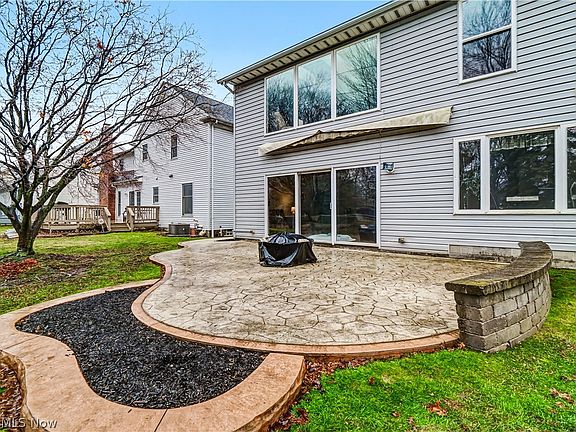 5th image of 39315 King Edward Ct