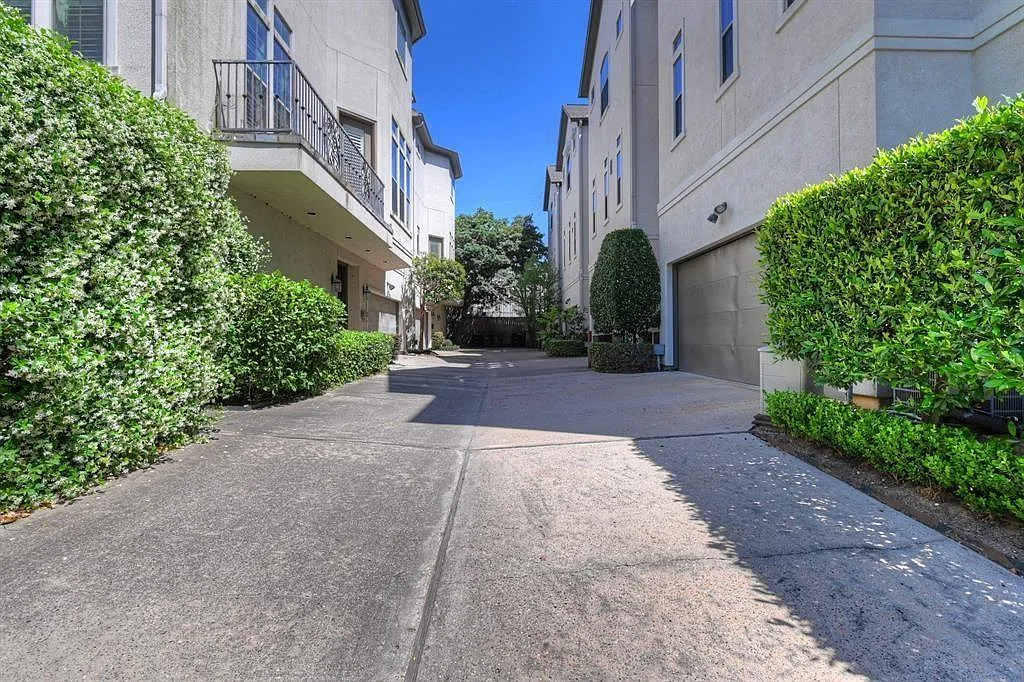 3 bed, 3.5 bath, 2413 sqft, $4,300 — Photo 3