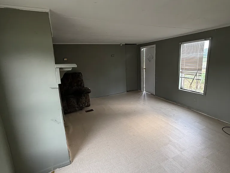 321 Lacross Rd — Photo 6