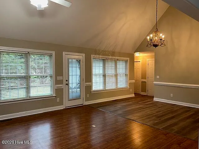 3 bed, 2.0 bath, 2250 sqft, $2,400 — Photo 2