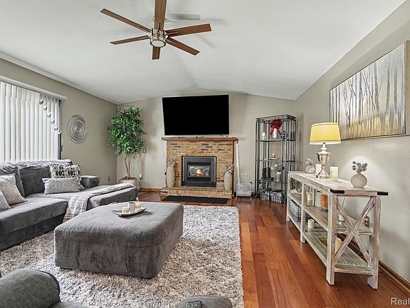 4th image of 6323 Robison Ln