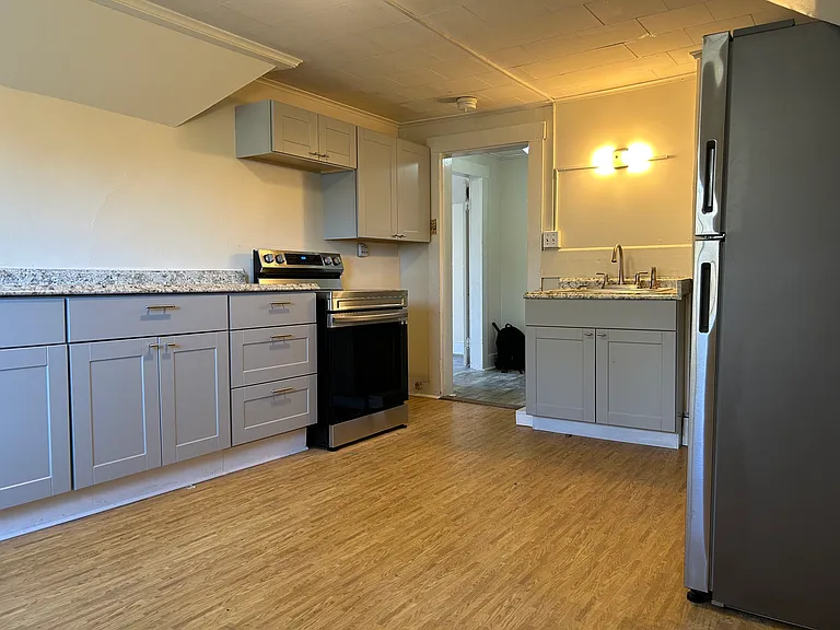 201 Roxbury St #3 — Photo 14