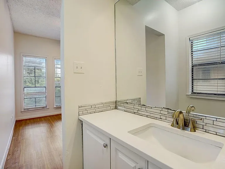 711 W 21st St #206 — Photo 16