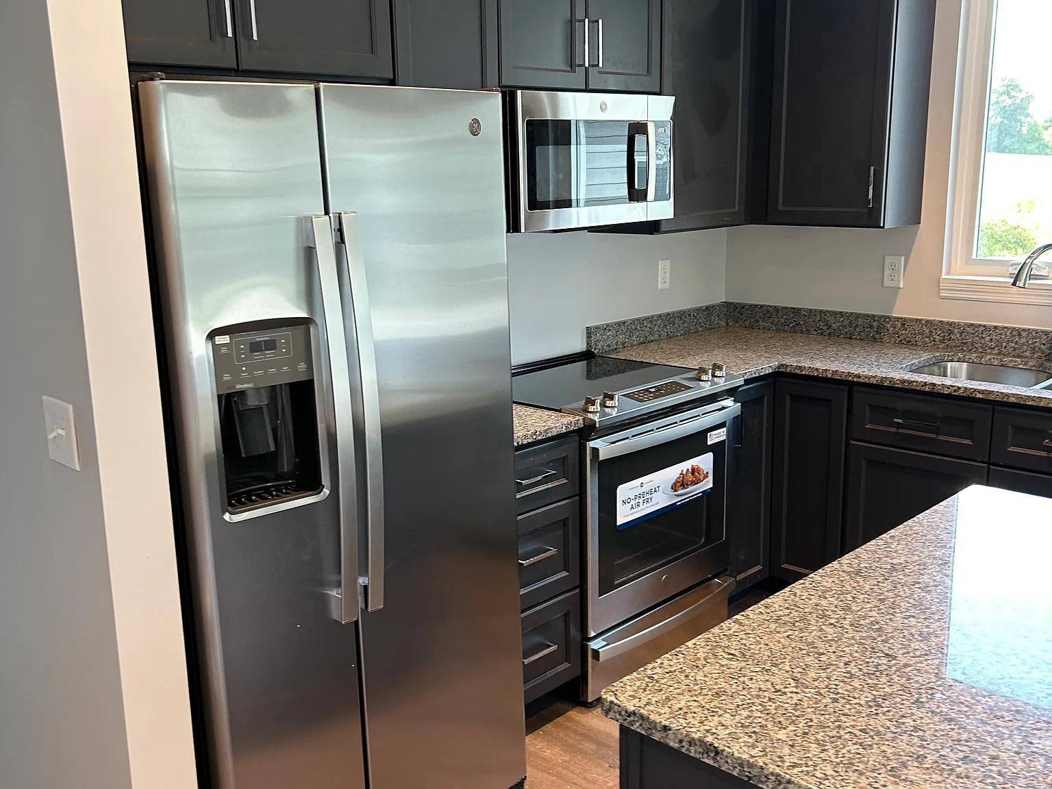 3 bed, 1300 sqft, $2,075 — Photo 3