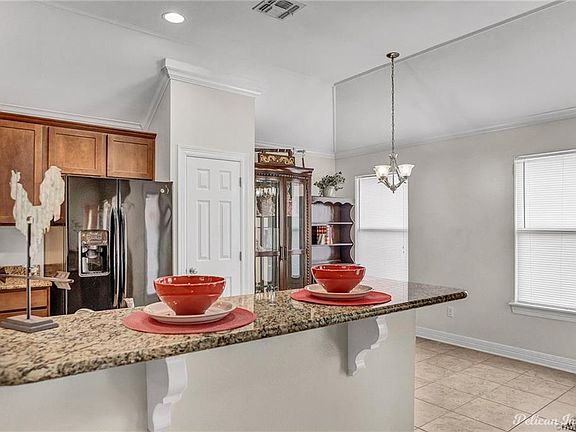 4th image of 618 Bloomington Ln