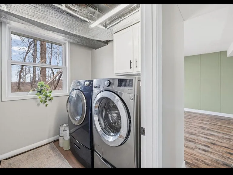 100 Foxwood Ct — Photo 1