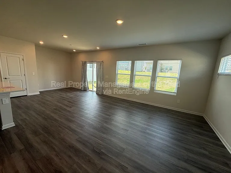 1915 Cherry Creek Rd — Photo 4