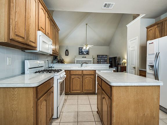 4th image of 405 Cody Ln