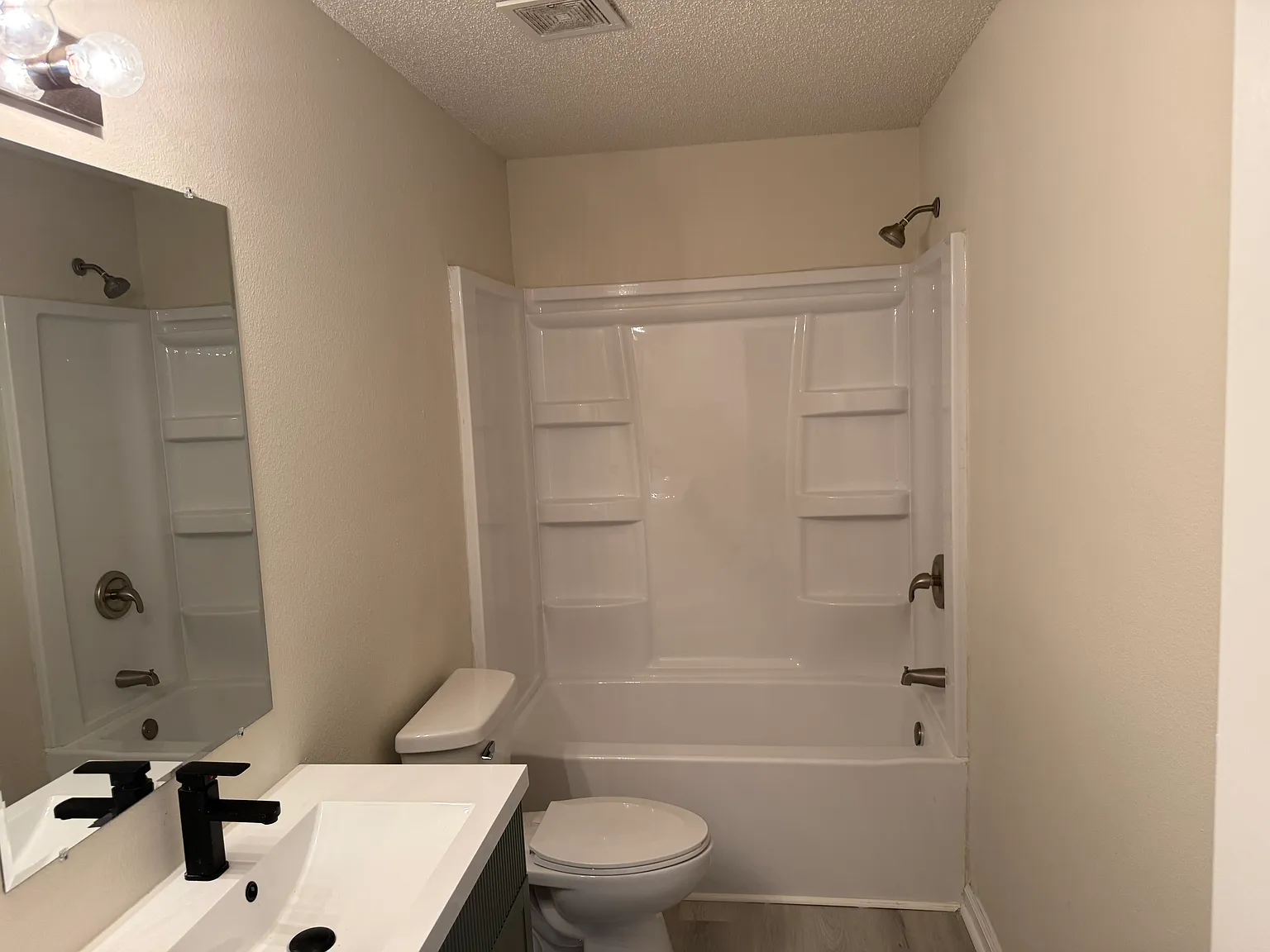 4 bed, 3300 sqft, $2,400 — Photo 4