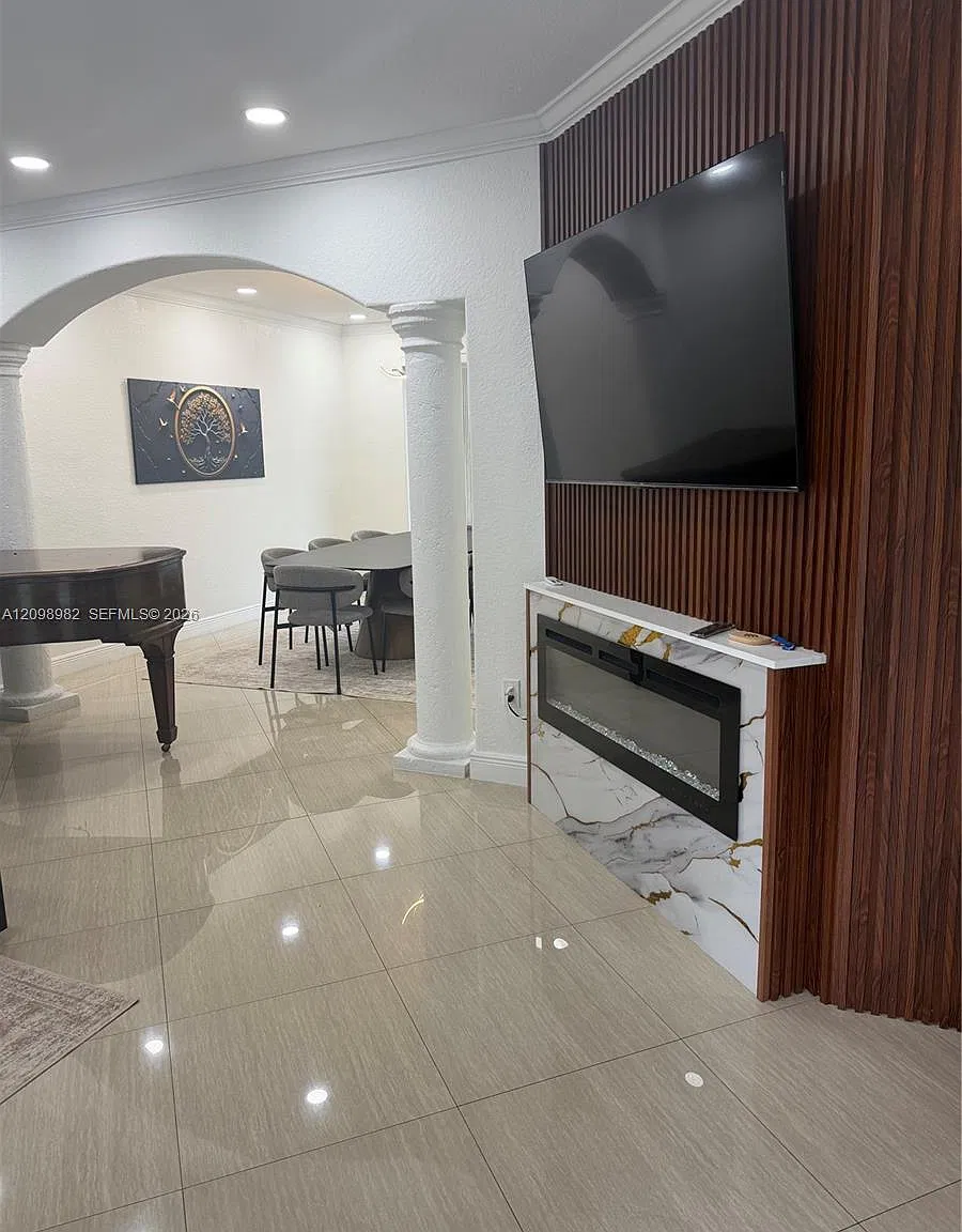 5 bed, 4.5 bath, 3056 sqft, $9,995 — Photo 2