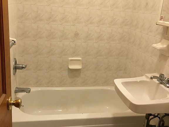 4th image of 2716 Hoyt Ave S APT 1R