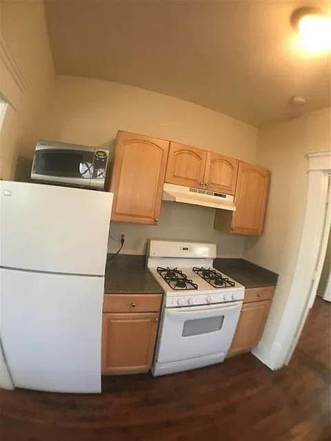 3 bed, 2.0 bath, 924 sqft, $2,600 — Photo 4