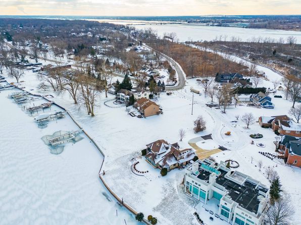 17505 Parke Ln, Grosse Ile, MI 48138
