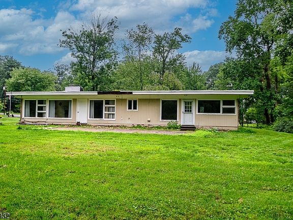 5th image of 35 Glenwood Dr