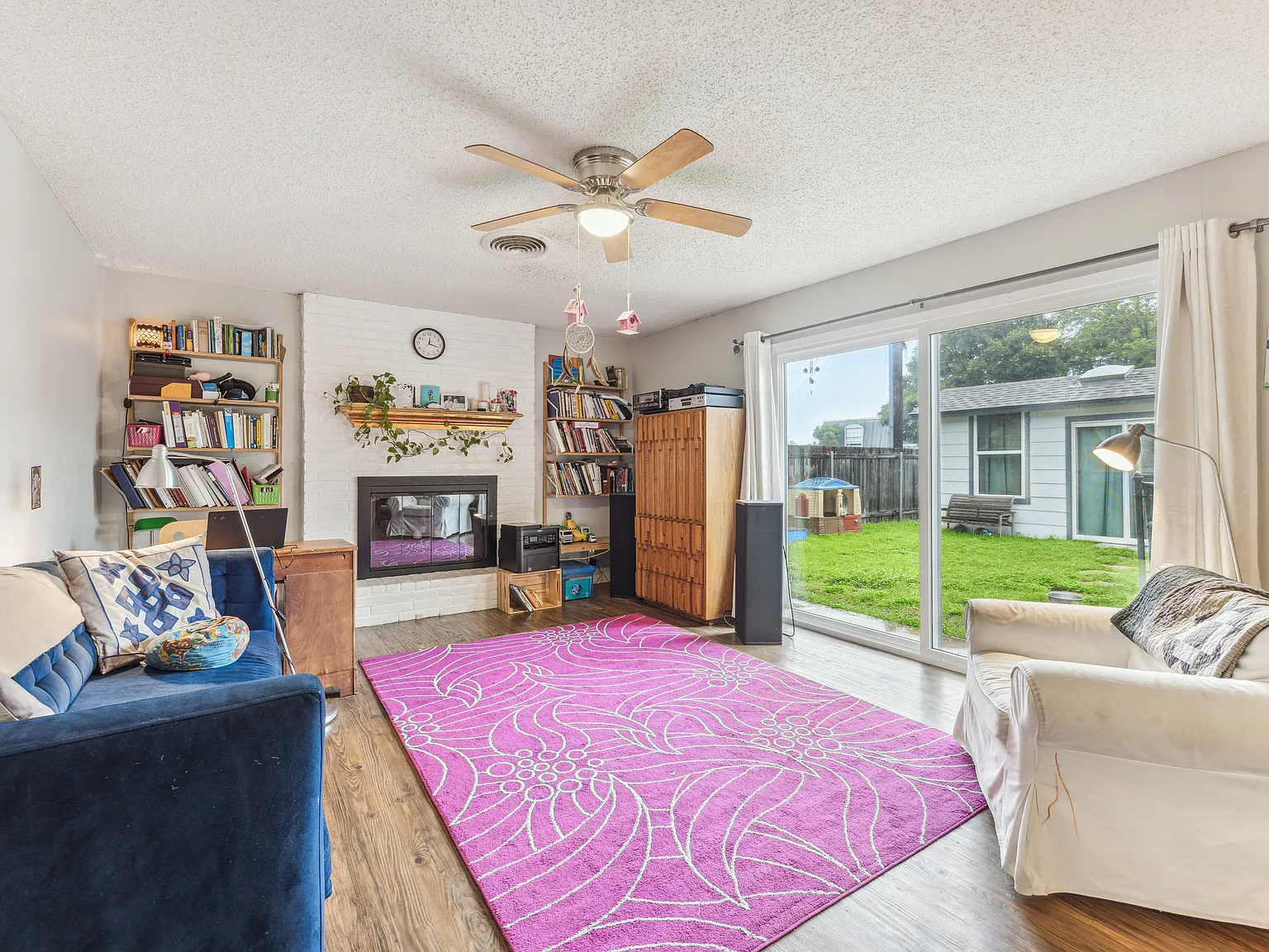 2 bed, 900 sqft, $2,100 — Photo 2