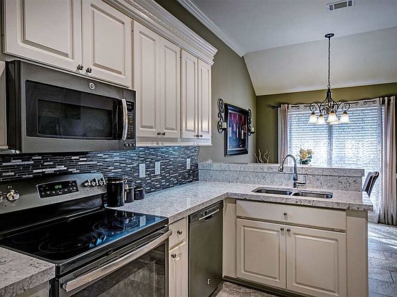 2nd image of 813 Clubhouse Dr