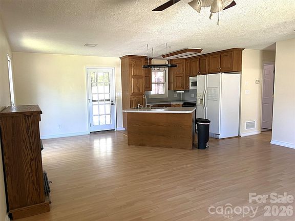 5th image of 305 Forest Hill St