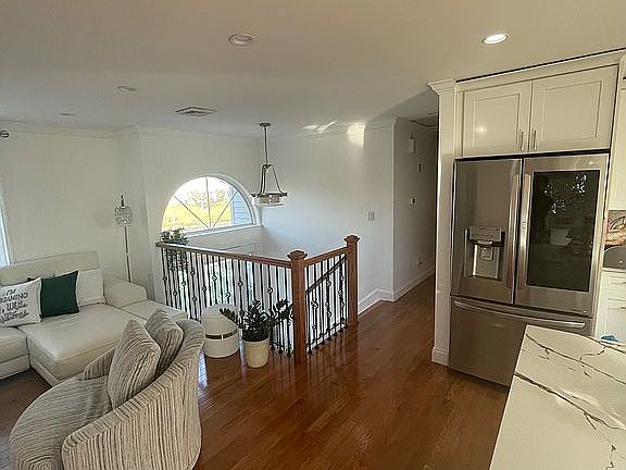 4th image of 277 Garden St