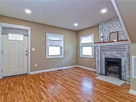 3rd image of 209 W Marsh St