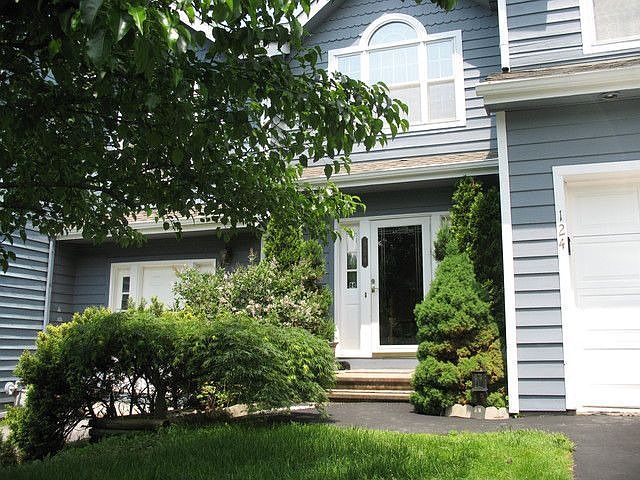 1st image of 124 Pinebrook Dr
