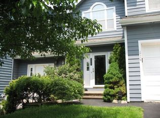 124 Pinebrook Dr, Hyde Park, NY 12538