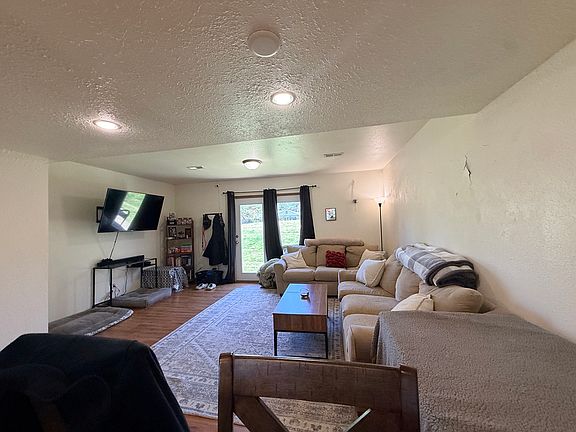 4th image of 612 E Campus Dr APT A1