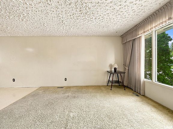 4th image of 125 Arnason Crescent